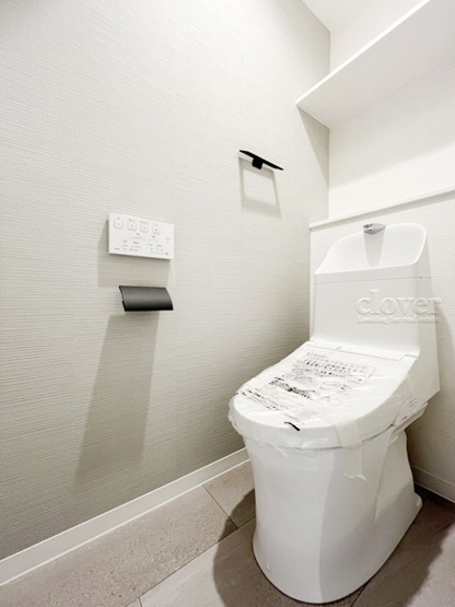 【トイレ】 | メゾン白金 | 温水洗浄便座付き　トイレはもともと個人の領域である自宅の中でも、最もプライベートな空間です。だからこそ、ほしい「落ち着き」がここにあります。～即日のご見学可能～　お問合せはお気軽にどうぞ。