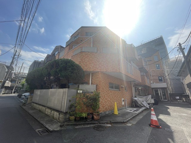 【外観】 | メゾン白金 | 青空によく映える建物です。手入れの行き届いた外壁やマンション正面エントランスなど、綺麗な姿をぜひ一度、現地にてご覧ください。～即日のご見学可能～　お問合せはお気軽にどうぞ。
