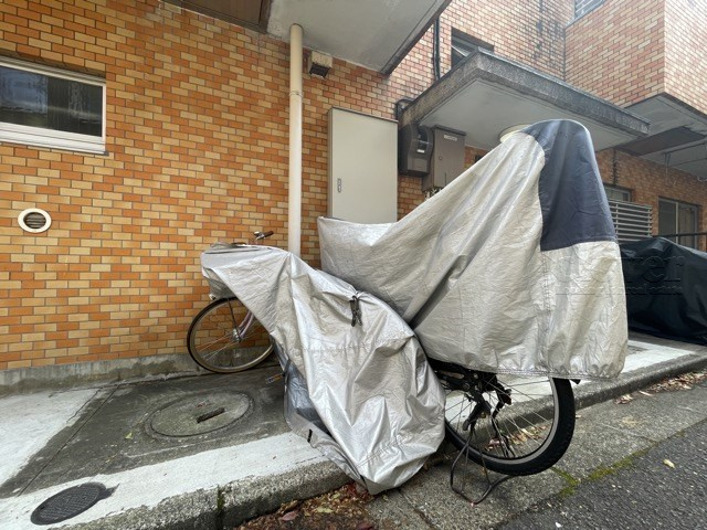 【駐輪場】 | メゾン白金 | 自転車置き場。マンションの共用部にあたります。空きの有無や駐輪料金、各戸の台数制限などについては、改めてお問い合わせください。～即日のご見学可能～　お問合せはお気軽にどうぞ。
