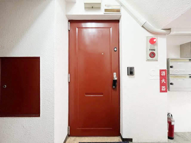 【その他共用部分】 | メゾン白金 | 皆様をお迎えする、お部屋の玄関ドア。開けやすさや開放角度、ドアノブの操作しやすさや鍵の形状などを、現地で一度ご確認ください。～即日のご見学可能～　お問合せはお気軽にどうぞ。