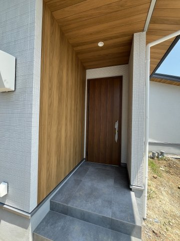 【玄関】 | 糟屋郡須恵町植木17期・平屋　1号棟（全10区画）【仲介手数料無料・0円】 | 現地写真。