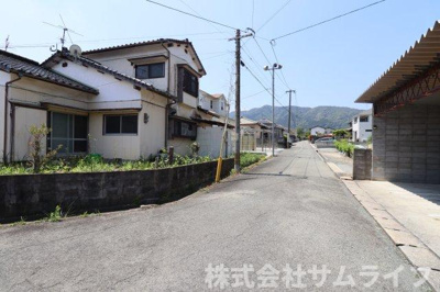 【前面道路含む現地写真】 | 弁分　解体更地渡し99坪売地