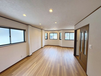 【居間・リビング】 | 白鷺町３丁　中古一戸建