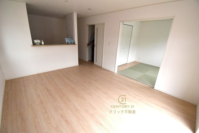 Cradlegarden　 日立市川尻町　第7　2の居間・リビング|ナチュラルな色合いのLDKは家族が自然と寛げる場所にピッタリです。きっといつもの食事や何気ない会話も楽しくなりますね！ここから始まる「日常」がご家族にとってかけがえのない時間となりますように。