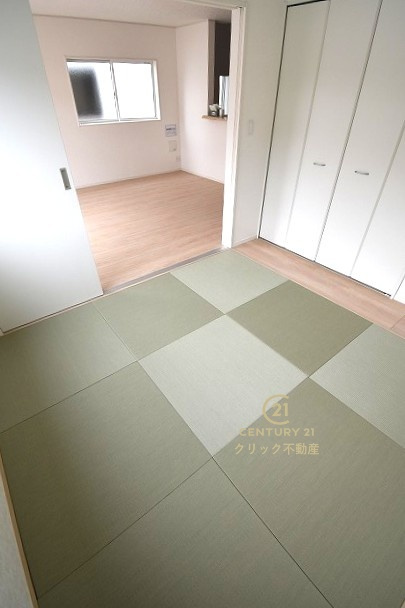 Cradlegarden　 日立市川尻町　第7　2の和室|ペタンと座ったり寝転んだりできる和室はキッズルームにもピッタリ！お子様の遊ぶ様子やお昼寝をリビングから見守れます。寒い季節のこたつコーナーにも◎