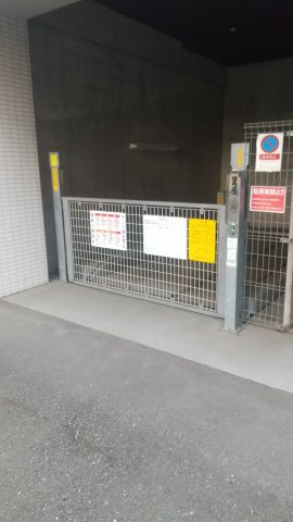 川崎市中原区新丸子町の賃貸マンションの駐車場