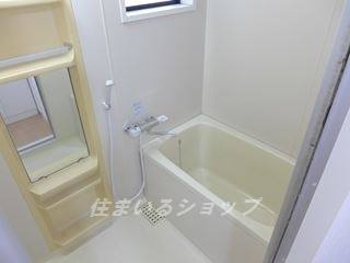 セジュール清水Ⅱ　Ｂ棟の浴室|サーモ付きシャワー水栓・窓あり