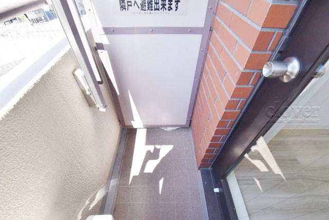 【バルコニー】 | ライオンズステーションプラザ大塚第2 | バルコニーの様子。ここからの眺めが、日々のストレスを発散してくれることでしょう。ちなみにバルコニーは専有部分ではなく「共用部分」の扱いです。～即日のご見学可能～　お問合せはお気軽にどうぞ。
