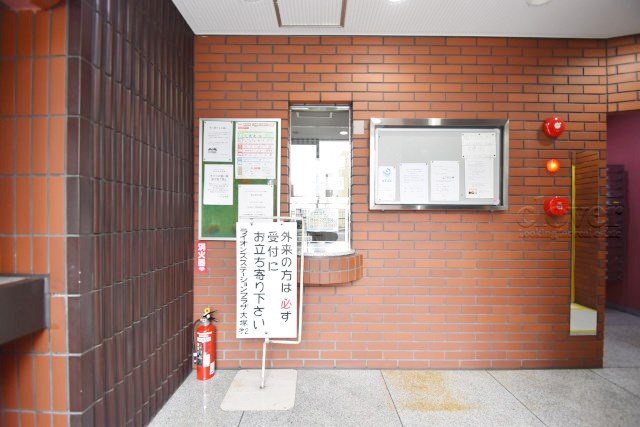 【受付】 | ライオンズステーションプラザ大塚第2 | 管理人さんが勤務する管理室です。マンションに出入りする人たちを見守り、注意を払ってくれています。～即日のご見学可能～　お問合せはお気軽にどうぞ。