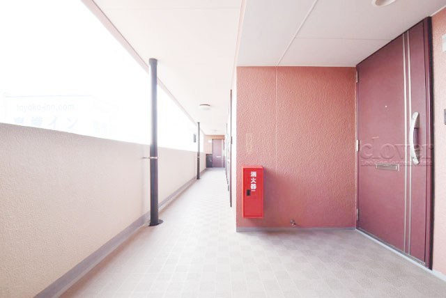 【その他共用部分】 | ライオンズステーションプラザ大塚第2 | マンションの共用廊下です。きれいに清掃されています。周囲のお部屋の様子も、ぜひ伺ってみてください。～即日のご見学可能～　お問合せはお気軽にどうぞ。