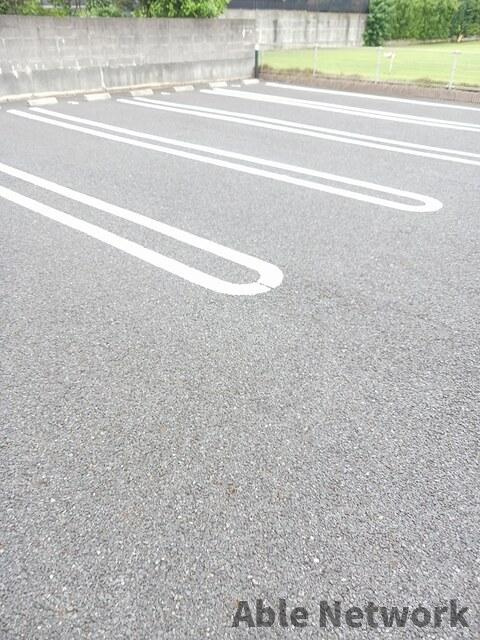 アゼリア ソレイユの駐車場