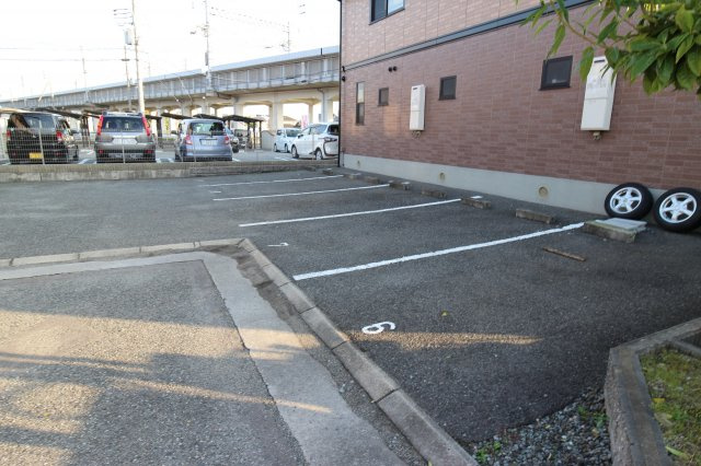 エステリーオ　Ｄ棟　の駐車場