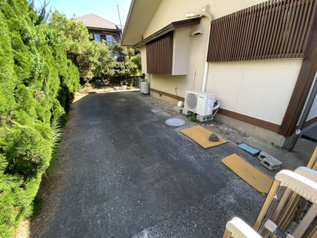 館山市那古　中古平屋の駐車場
