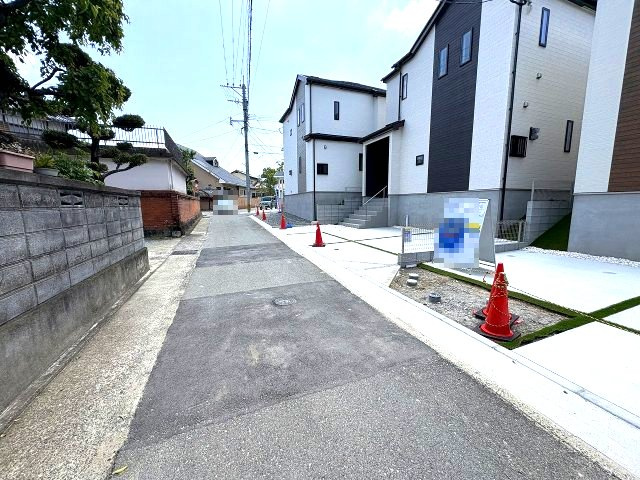 【その他】 | 糟屋郡須恵町須恵第1　A号棟（全3棟）【仲介手数料無料・0円】 | 現地写真。前面道路です。