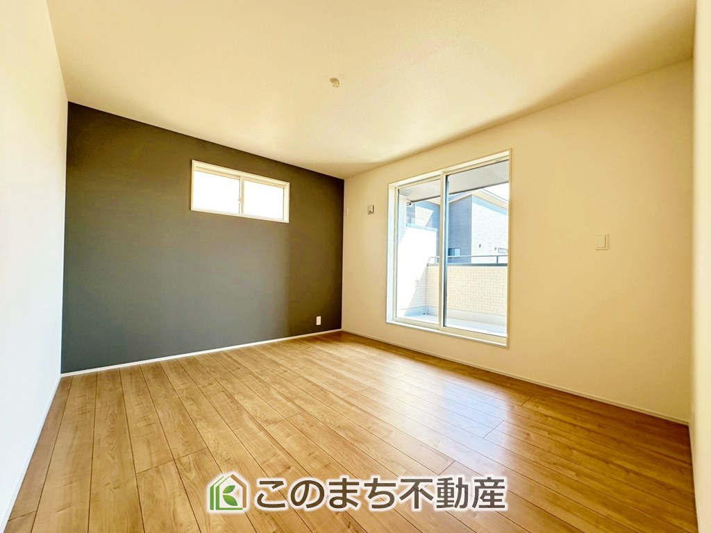 ブルーミングガーデン宇都宮市簗瀬町の洋室|陽光がふんだんに降り注ぐお部屋です。陽だまりの空間で、プライベートなお家時間も快適にお過ごしいただけます♪
