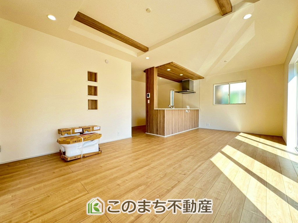 ブルーミングガーデン宇都宮市簗瀬町の居間・リビング|オープンでのびやかな空間を生み出す、こだわりの広がりとゆとり。家族と過ごす時間を大切にしたい方にぴったりの明るくゆとりある住空間です。
