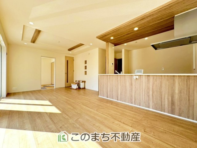 ブルーミングガーデン宇都宮市簗瀬町の居間・リビング|開放感のある広々としたリビング☆家族みんなでゆったりくつろげます♪
南側から暖かな日差しが差し込みます♪キッチンからリビングの様子がよく見渡せます☆