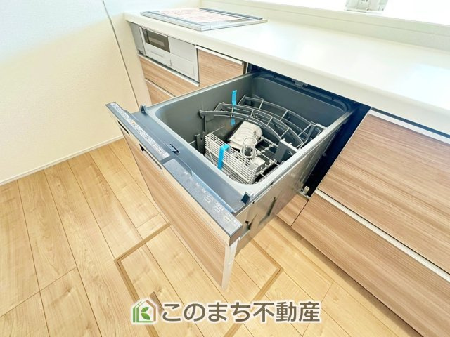 ブルーミングガーデン宇都宮市簗瀬町の設備|あったらいいなの代表的な設備である食洗機。ビルトイン型で、おさまりもよく、使い勝手も良好です。料理をするのは好きだけど、後片付けは苦手な方に重宝します。洗う手間がないので、時間を有効に使えますね。
