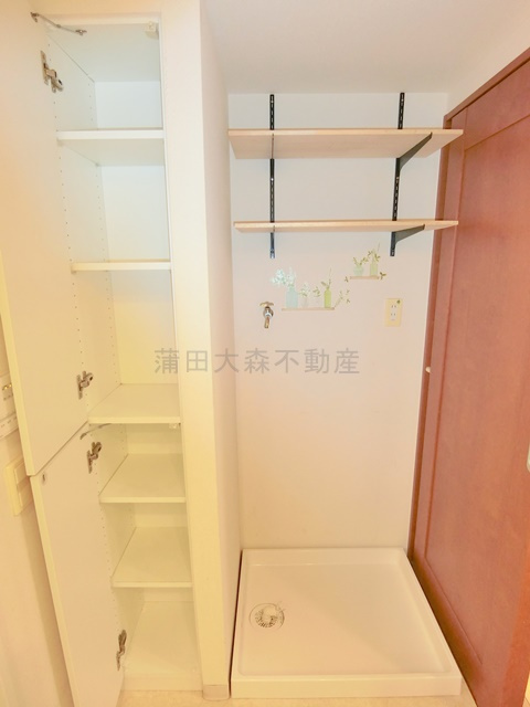 オーベルグランディオ萩中２号棟の設備|洗濯機置き場　収納棚