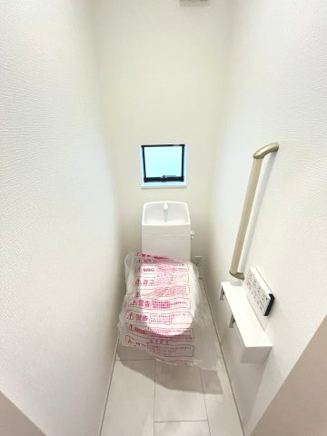 【トイレ】 | 糟屋郡須恵町須恵第1　B号棟（全3棟）【仲介手数料無料・0円】 | 現地写真。1階のトイレです。