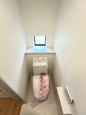 【トイレ】 | 糟屋郡須恵町須恵第1　B号棟（全3棟）【仲介手数料無料・0円】 | 現地写真。2階にもトイレです。