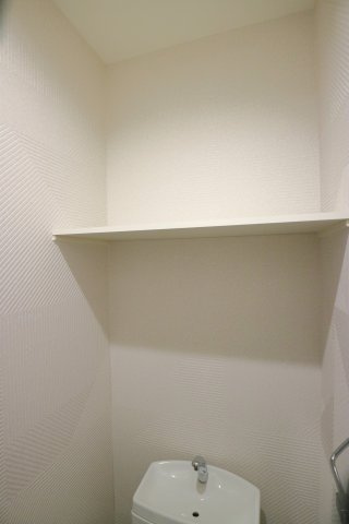 NYスタイルズ大牟田Bのその他|トイレの背面には収納ができるオープン棚があります