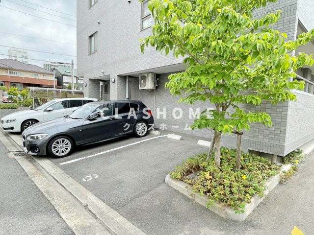 シャンテ若松の駐車場