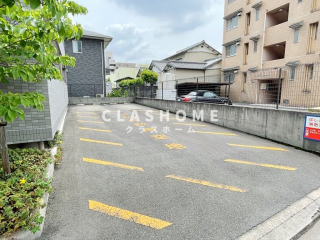 シャンテ若松の駐車場