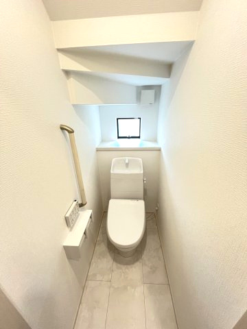 【トイレ】 | 糟屋郡須恵町須恵第1　C号棟（全3棟）【仲介手数料無料・0円】 | 現地写真。1階のトイレです。