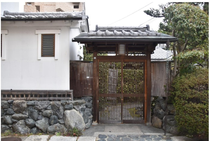 百万遍 市中の⼭居 商いの町家の外観