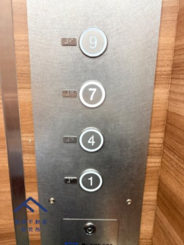 原パーク・ホームズの設備|当マンションのEV停止階は1、4、7階です。本住戸へは7階から1階分下るか、4階から上る形になります。