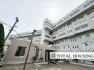 【外観】 | おおやちビレジ1号棟 | 周辺の穏やかな住宅街に溶け込みながらも、しっかりとした佇まいと落ち着いた色合いが安心感を与えるマンションです。