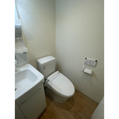 【トイレ】 | 山王町マンション | ※同物件・反転タイプの写真です。
