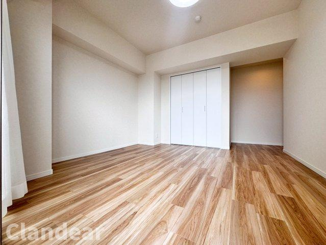 ヴイ・シティ草加四番館の洋室|ドキドキの新生活も、安心してスタート。ぴったりの住まいを見つけませんか？クランディアが一緒に住まい選びをサポートします‼　まずは、お気軽にお問合せください　＃クランディア