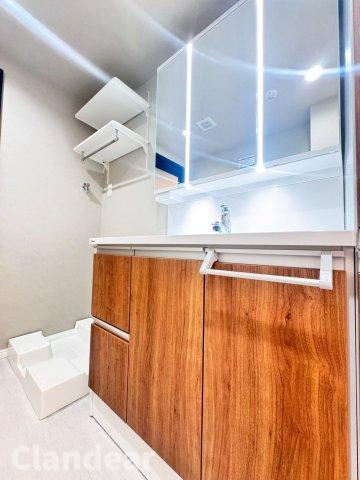 ヴイ・シティ草加四番館の洗面所|ドキドキの新生活も、安心してスタート。ぴったりの住まいを見つけませんか？クランディアが一緒に住まい選びをサポートします‼　まずは、お気軽にお問合せください　＃クランディア