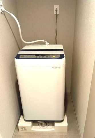 アルファスマート高野のランドリースペース|洗濯機置場は置き型なので、大きい洗濯機も置けます。