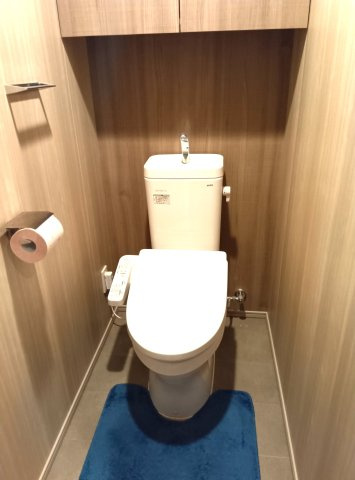 アルファスマート高野のトイレ|奥行の有るトイレは、洗浄機能付き便座です。