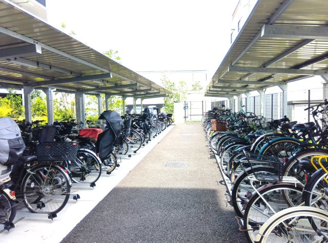 アルファスマート高野の駐輪場|敷地内駐輪場は屋根付きです。