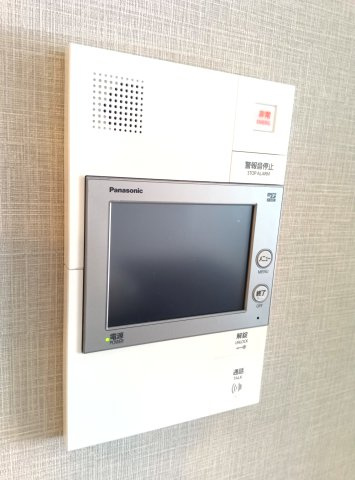 アルファスマート高野のセキュリティ|TVミニター付きなので、来場者を確認して、オートロックの開錠操作が出来ます。