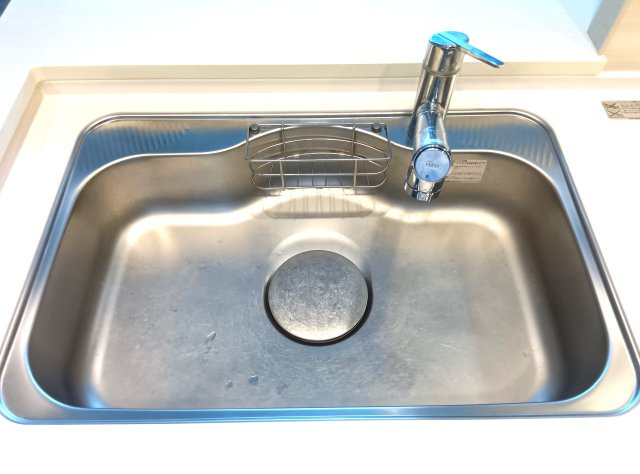 アルファスマート高野のキッチン|ゆったりしたシンクの水栓は浄水器一体、シャワー切り替えです。