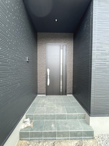 【玄関】 | 糟屋郡須恵町佐谷8期・平屋　1号棟（全1棟）【仲介手数料無料・0円】 | 施工例。施工例は完成時と異なる場合があります。