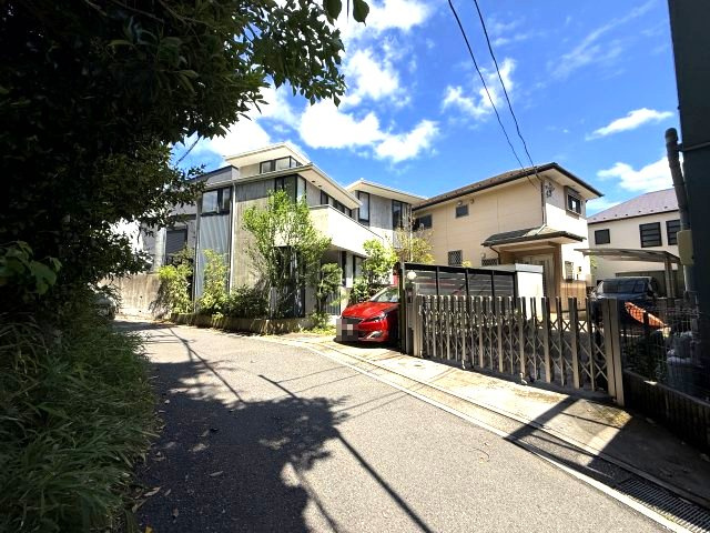 緑溢れる住宅街　3LDKの前面道路含む現地写真|前面道路