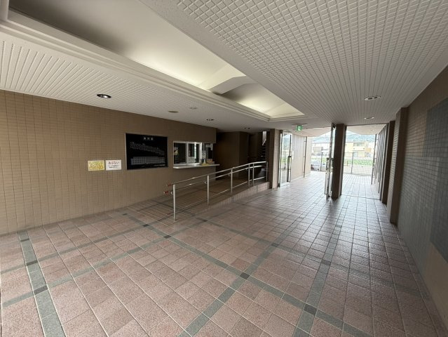 シャルマンフジ岩出弐番館のエントランス