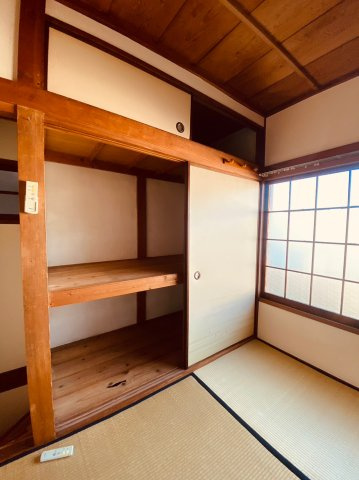 山手３丁目貸家の収納