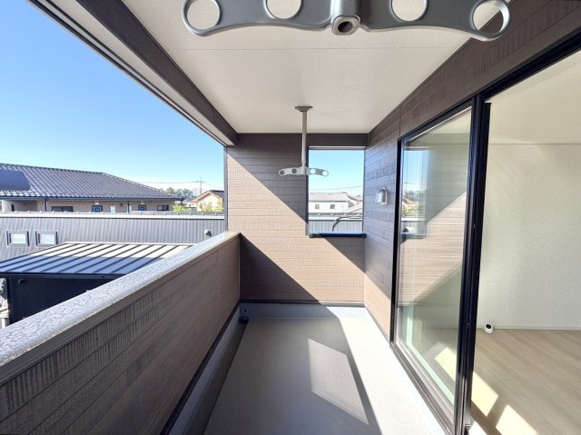 【新築戸建】前橋市関根町第3のバルコニー|■バルコニー｜あたたかな陽のひかりを浴びることのできるバルコニー。お洗濯物やお布団を干せば、家族みんなが気持ちよく暮らすことができます(*^^*)