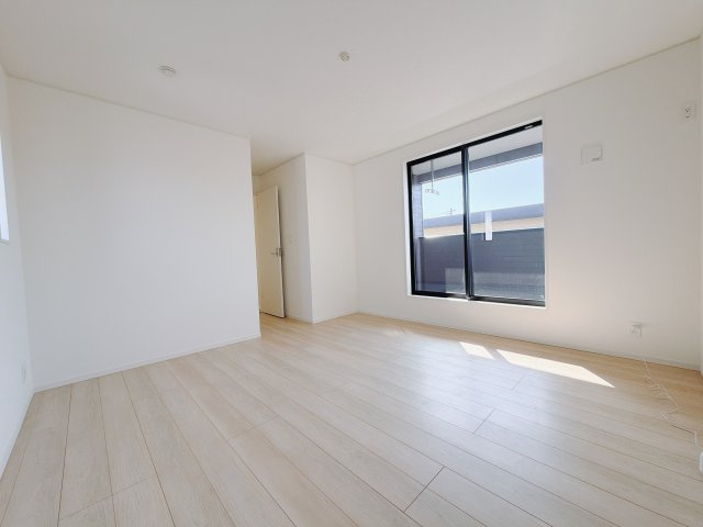 【新築戸建】前橋市関根町第3の洋室|■2階洋室｜ナチュラルカラーの床です。模様替えなどとても楽しく工夫できます♪陽当たり、風通しもとても良いので毎日快適な生活スタートです！子供部屋にも良いですね♪