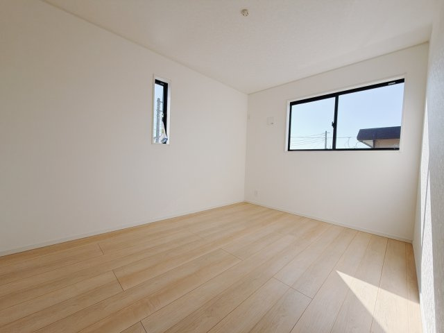 【新築戸建】前橋市関根町第3の洋室|■2階洋室｜お子様の一人部屋にピッタリな洋室。木のぬくもりを感じるフローリングは、天然木の味わいが時とともに深みを増していきます。また、傷にも強く、フリーワックスでお手入れもラクラクです♪