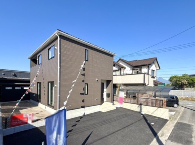 【新築戸建】前橋市関根町第3の外観|■外観｜陽だまりのリビング、家事らくキッチンのお家、ついに完成！永く住むほどに愛着を深める、味わい豊かなデザインです。完成したばかりの新築を、一度ご覧になってみませんか？
