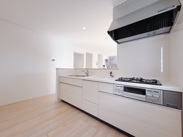 【新築戸建】前橋市関根町第3のキッチン|■キッチン｜ワークトップの幅が広く、お子様といっしょにお料理をつくったり、ちょっとしたパーティーも楽しめます。フラットなのでお掃除がしやすいのもポイントです♪