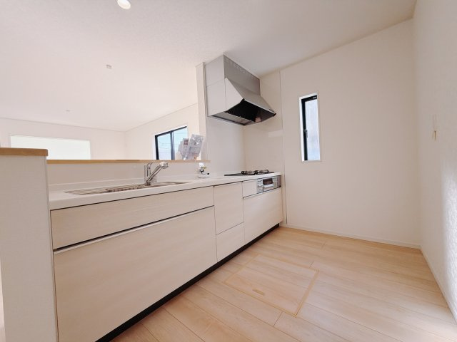 【新築戸建】前橋市関根町第3のキッチン|■キッチン｜作業がはかどる広々カウンタースペース。会話がはずむ「オープンキッチン」なので家族とのコミュニケーションも活発になります。